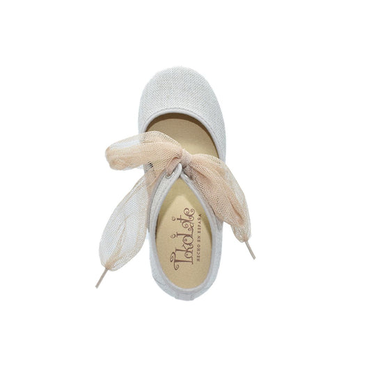 Zapatos de niña en lino con moño de tul crudo – Tokolate