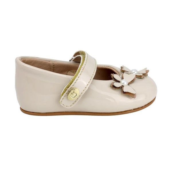ZAPATO BEIGE PARA BEBE SIN SUELA CHAROL FLORES